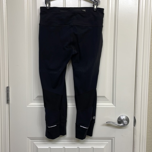 Athleta black Relay Capri cropped reflective leggings sz S EUC - Picture 4 of 8